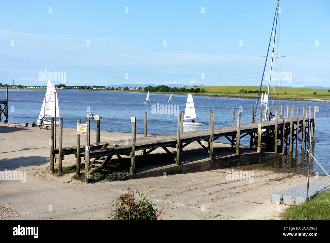 I gommoni a vela si preparano per una gara dal Blackpool e Fleetwood Yacht Club sul fiume Wyre, Lancashire Foto Stock