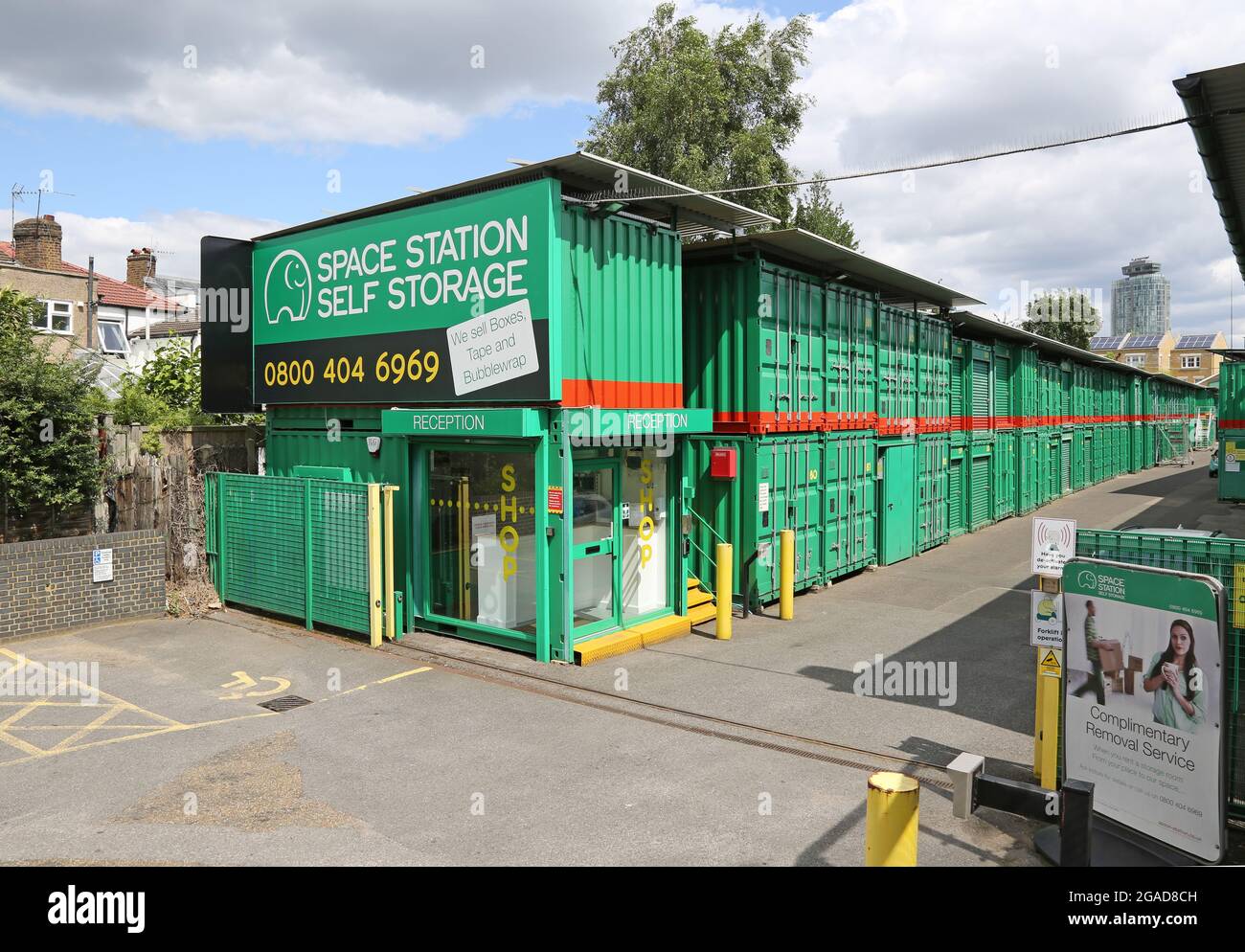 Deposito self-storage presso la stazione spaziale di Brentford, Londra, Regno Unito. Utilizza contenitori per la spedizione per garantire una conservazione sicura. Foto Stock