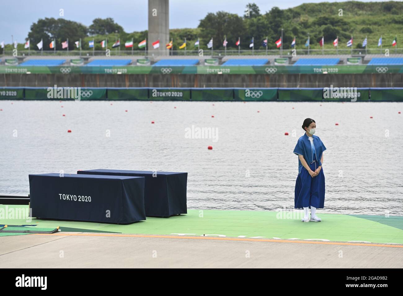 Tokyo, Giappone. 30 luglio 2021. Cerimonia di premiazione: Una hostess si trova davanti al tavolo vuoto senza medaglie, caratteristica, simbolo foto, bordo motivo, F8-, ottava donna, otto donne, finali, canottaggio, canottaggio, Il 07/30/2021, Sea Forest Waterway. Olimpiadi estive 2020, dal 23.07. - 08.08.2021 a Tokyo/Giappone. Â di credito: dpa/Alamy Live News Foto Stock