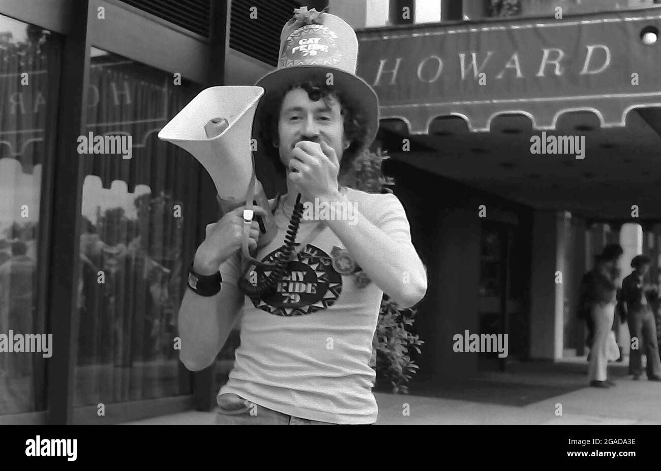 Uno degli organizzatori o organizzatori degli eventi Gay Pride 1979 di Londra, Regno Unito, che aveva il tema: "Stonewall 69 Gay Pride 79", parlando con i partecipanti con un megafono Foto Stock