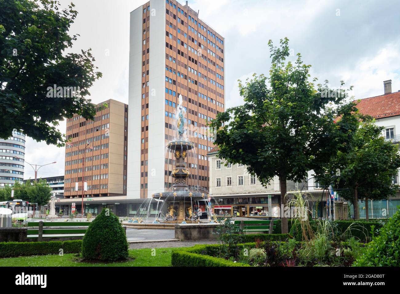 La-Chaux-de-Fonds, Svizzera - 7 luglio 2021: Piazza centrale nel centro della città con architettura mista Foto Stock