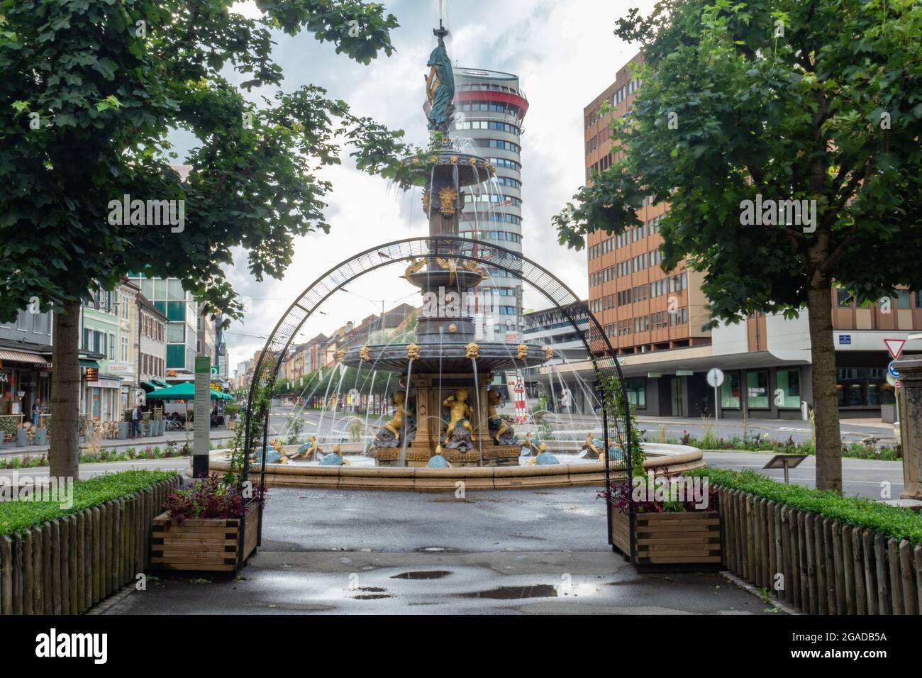 La-Chaux-de-Fonds, Svizzera - 7 luglio 2021: Piazza centrale nel centro della città con architettura mista Foto Stock