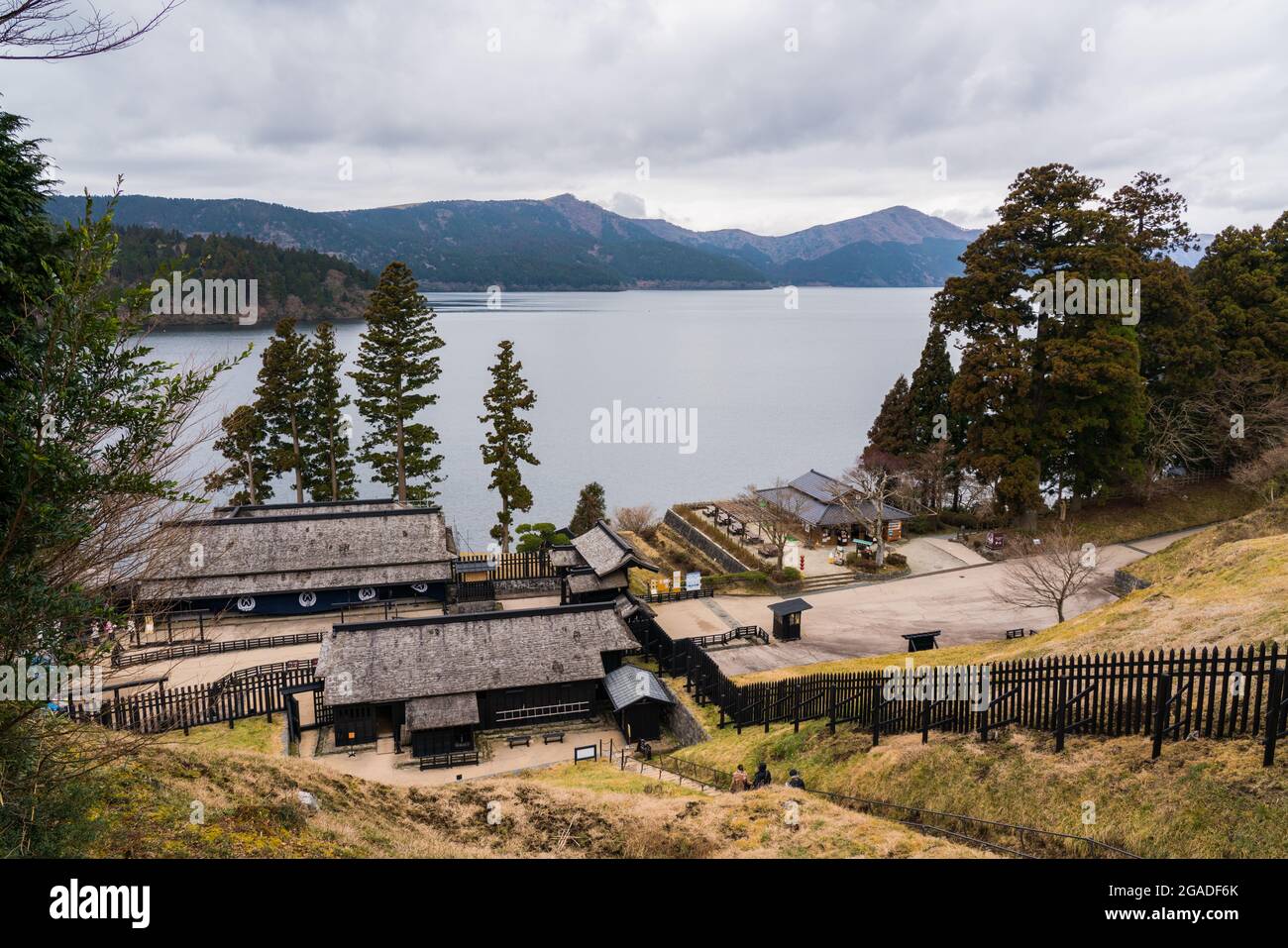 Punto di controllo Hakone Tokaido. Passo medievale giapponese restaurato dell'era Edo. Lago Ashi nel backgound, Giappone. Foto Stock