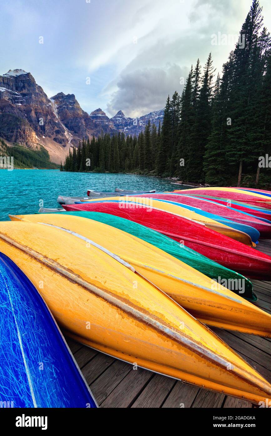 Canoe su un molo, lago Moraine, Banff National Park, Alberta, CAN Foto Stock