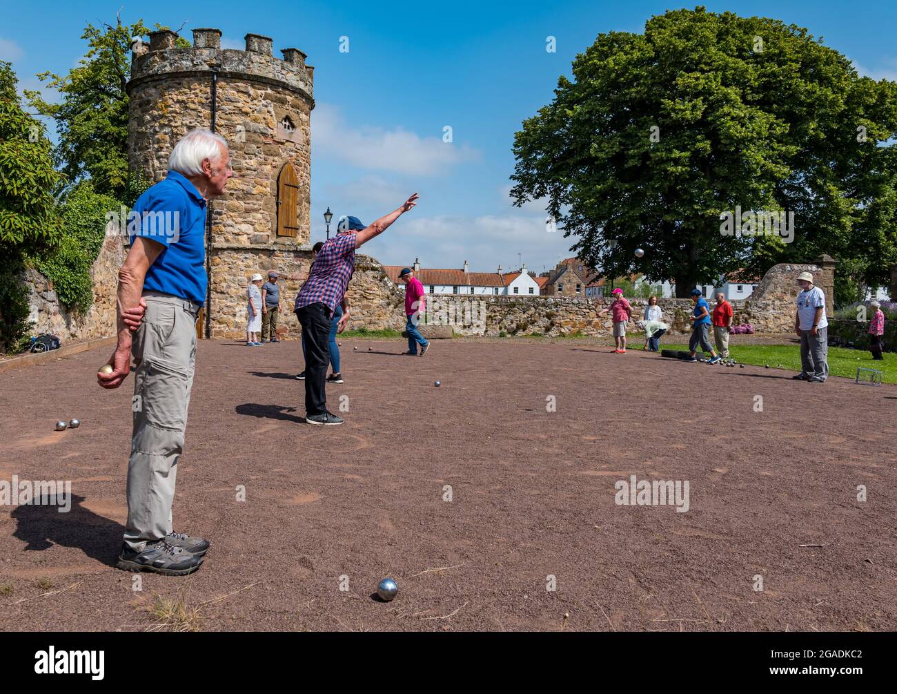 Anziani, anziani o pensionati che giocano a bocce o bocce al sole d'estate, Haddington, East Lothian, Scozia, Regno Unito Foto Stock