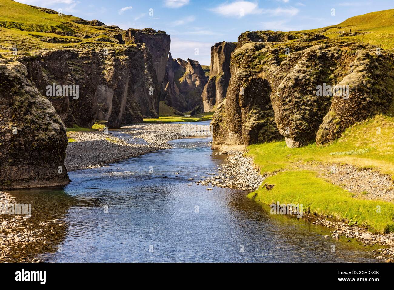 fjadrargljufur è un canyon tortuoso e stretto con pareti a strapiombo una scena spettacolare in una giornata di sole con nuvole chiare Foto Stock