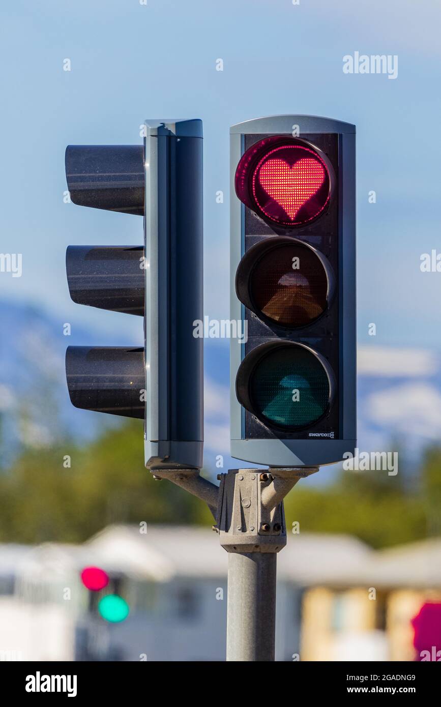 Il semaforo rosso a forma di cuore ad akureyri , la capitale del nord dell'islanda, vi farà tappa Foto Stock