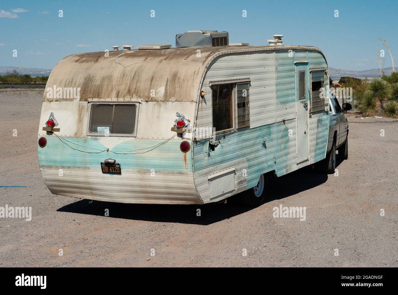 Stein's Pass, New Mexico, Stati Uniti: Old, Run Down Caravan o Trailer nel deserto. Foto Stock