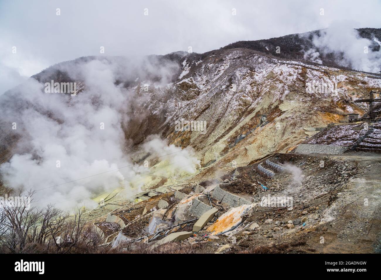Vulcano attivo nella valle di Owakudani, geyser a vapore termale e roccia vulcanica. Situato nel Parco Nazionale di Fuji Hakone Izu, Giappone. Foto Stock