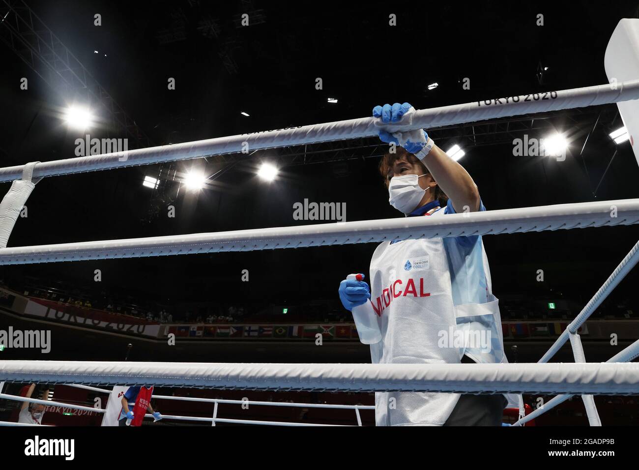 Tokyo, Giappone. 30 luglio 2021. Un membro dello staff disinfetta l'anello di boxe prima di una partita di boxe ai Giochi Olimpici di Tokyo 2020, 30 luglio 2021. Credit: Ou Dongqu/Xinhua/Alamy Live News Foto Stock