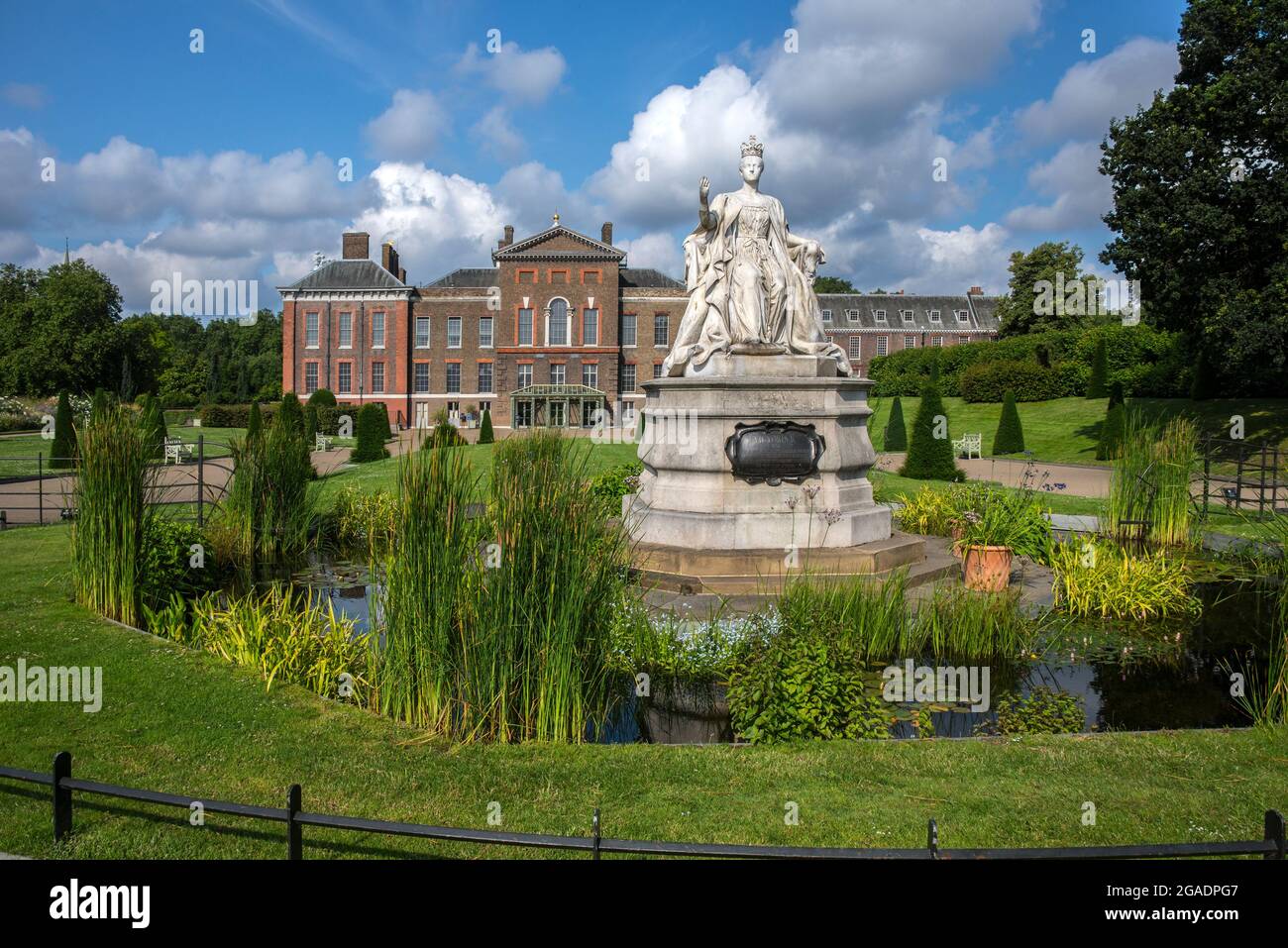 Statua della Regina Vittoria di fronte a Kensington Palace, Londra Foto Stock