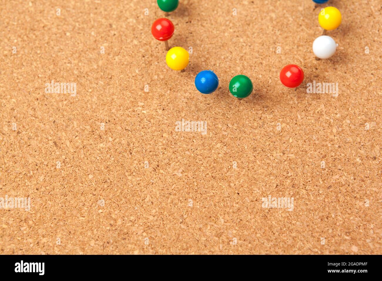 Gruppo di thumbtacks imperniata sulla bacheca Foto Stock