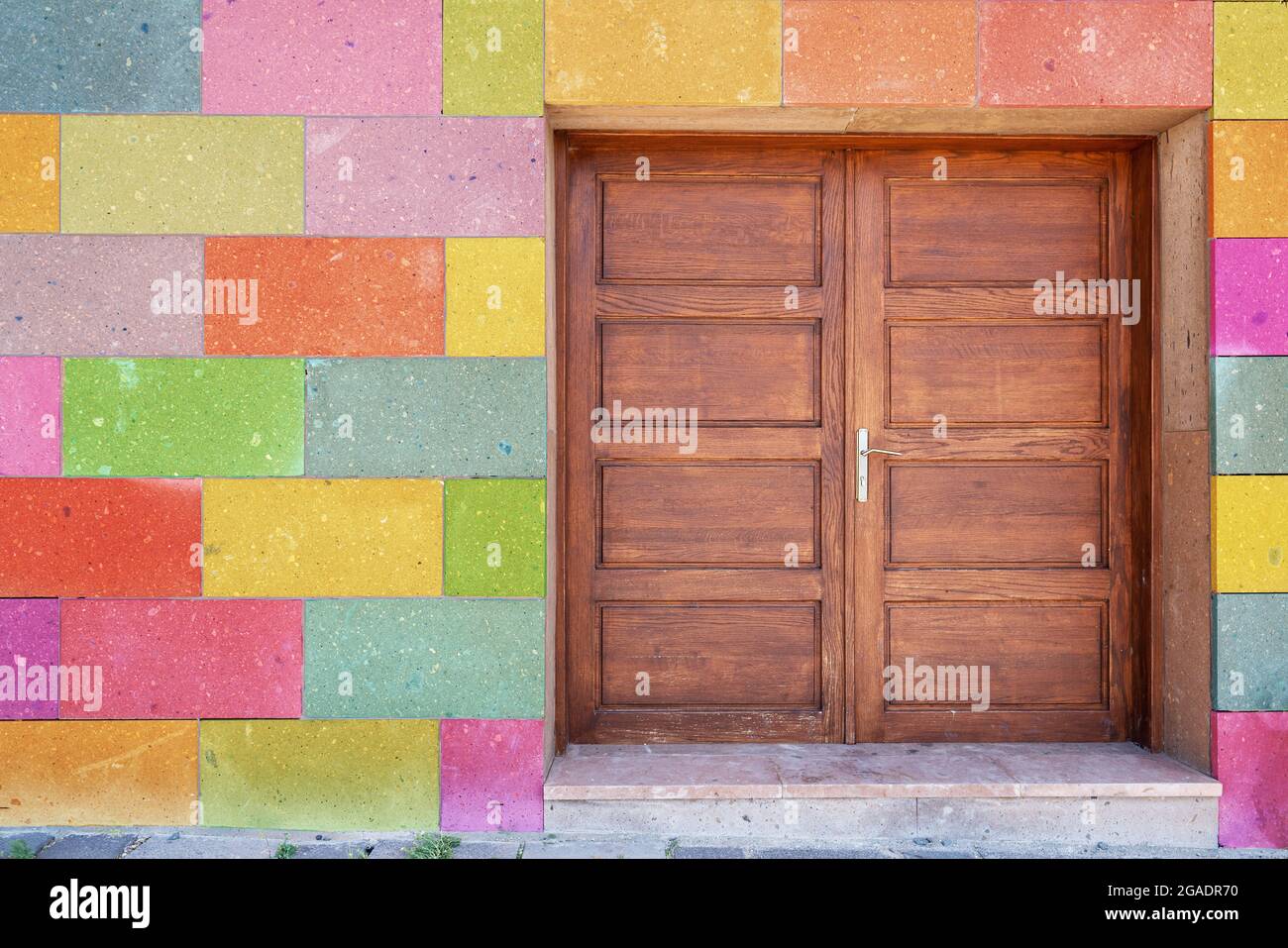 Vecchia porta in legno dipinta marrone vintage e colorati blocchi dipinti sulla parete. Foto di alta qualità Foto Stock