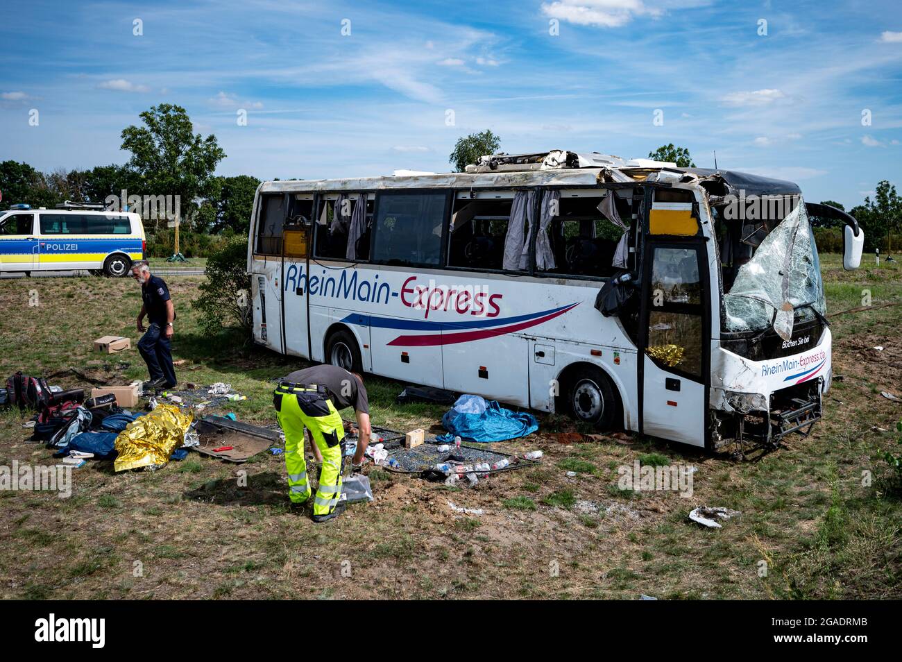 Berlino, Germania. 30 2021 luglio: L'autobus coinvolto nell'incidente è di nuovo su quattro ruote. L'autobus ha colpito un fossato presso l'area di servizio di Bugkgraben sulla Autobahn 13 vicino a Schönwalde e rovesciato. Foto: Fabian Sommer/dpa Credit: dpa Picture Alliance/Alamy Live News Foto Stock