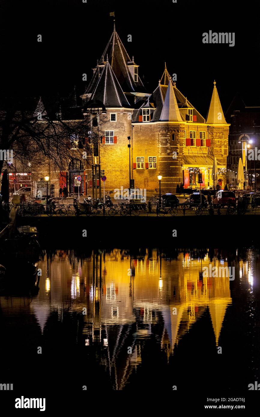 Il Waag, originariamente un cancello della città, illuminato di notte, Nieumarkt, Amsterdam, Paesi Bassi Foto Stock