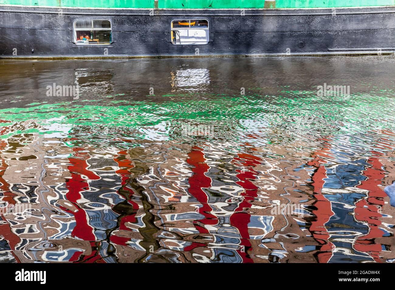 Riflesso delle persiane rosse nel canale, Brouwersgracht, Amsterdam Foto Stock