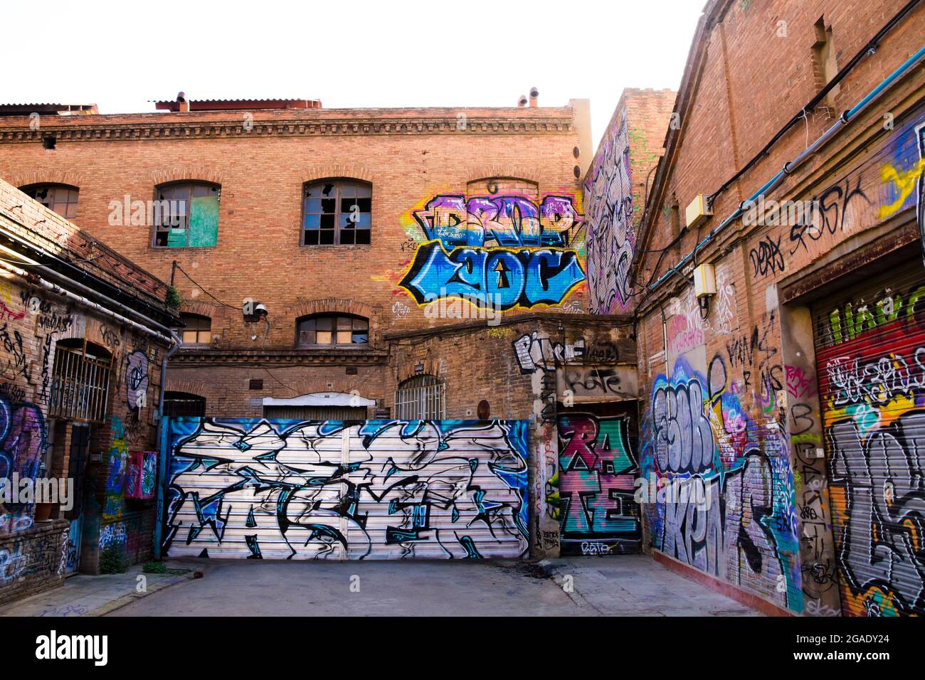 Graffite su pareti di mattoni rossi di una vecchia fabbrica. Foto Stock