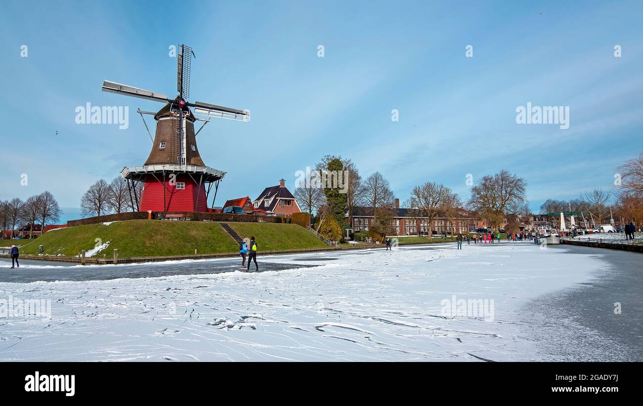 Winterfun vicino al mulino a vento di Dokkum nei Paesi Bassi Foto Stock