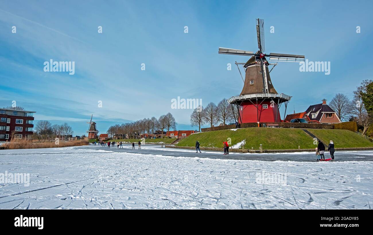 Winterfun vicino ai mulini a vento di Dokkum nei Paesi Bassi Foto Stock