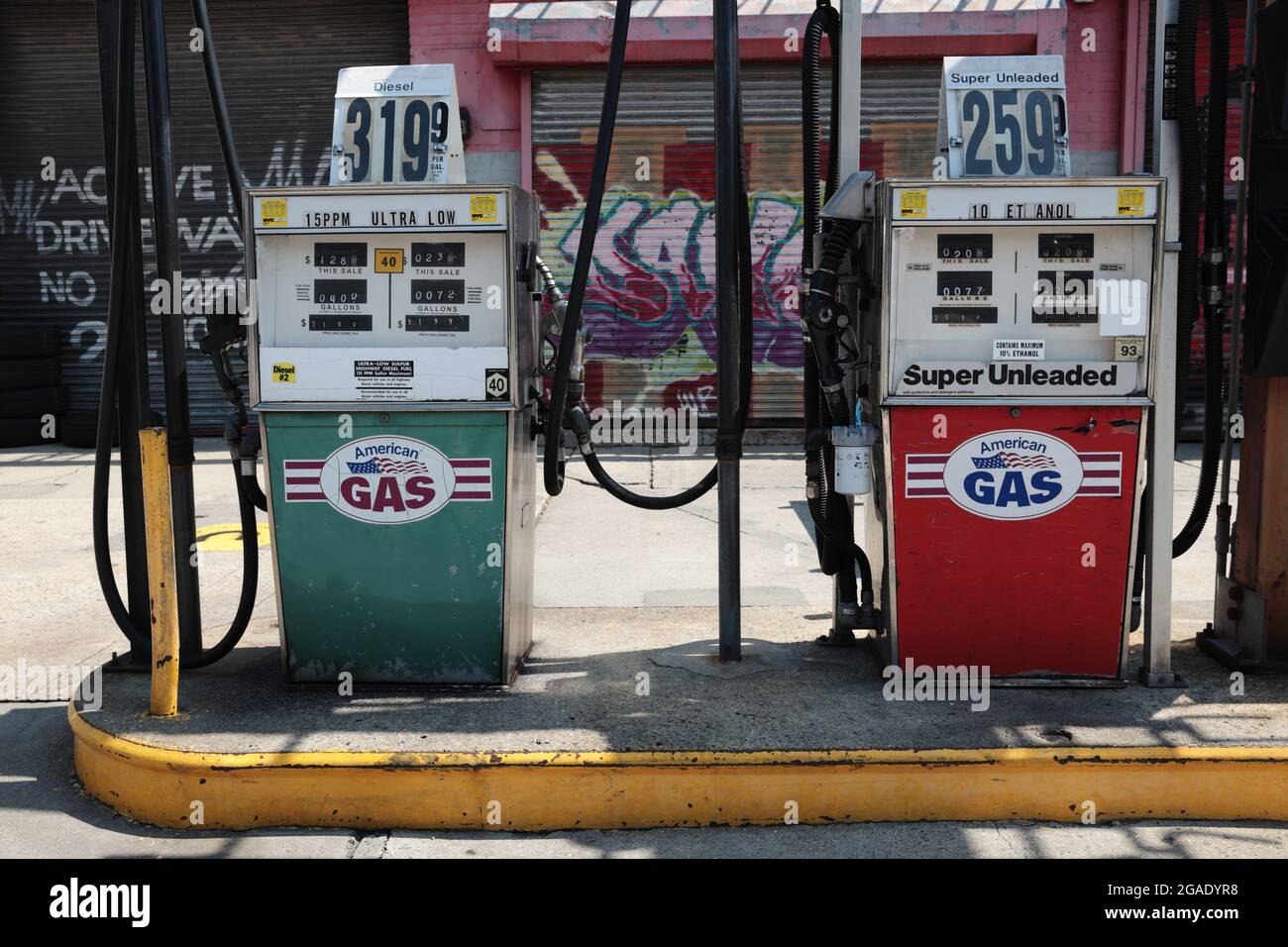 Distributore di benzina su Van Brunt Street a Red Hook Brooklyn, New York Foto Stock