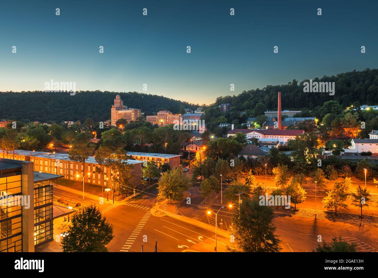 Hot Springs, Arkansas, USA lo skyline della città da sopra all'alba. Foto Stock