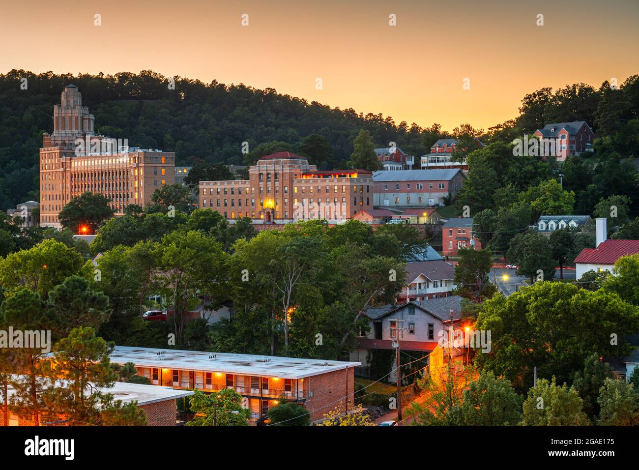 Hot Springs, Arkansas, USA lo skyline della città da sopra all'alba. Foto Stock