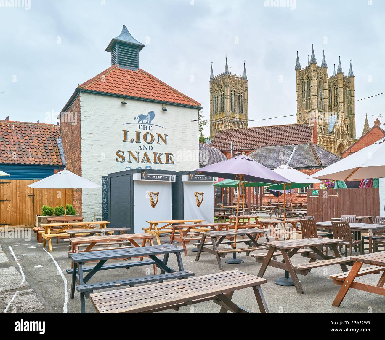 Posti a sedere all'aperto presso il pub Lion and Snake, Lincoln, Inghilterra. Foto Stock