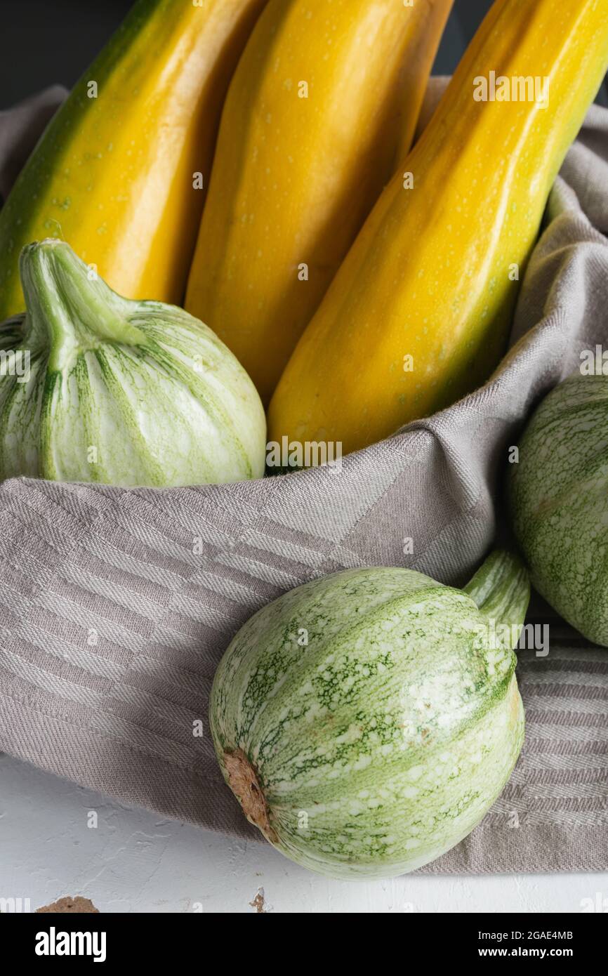 Due varietà di zucchine direttamente dal giardino biologico Foto Stock