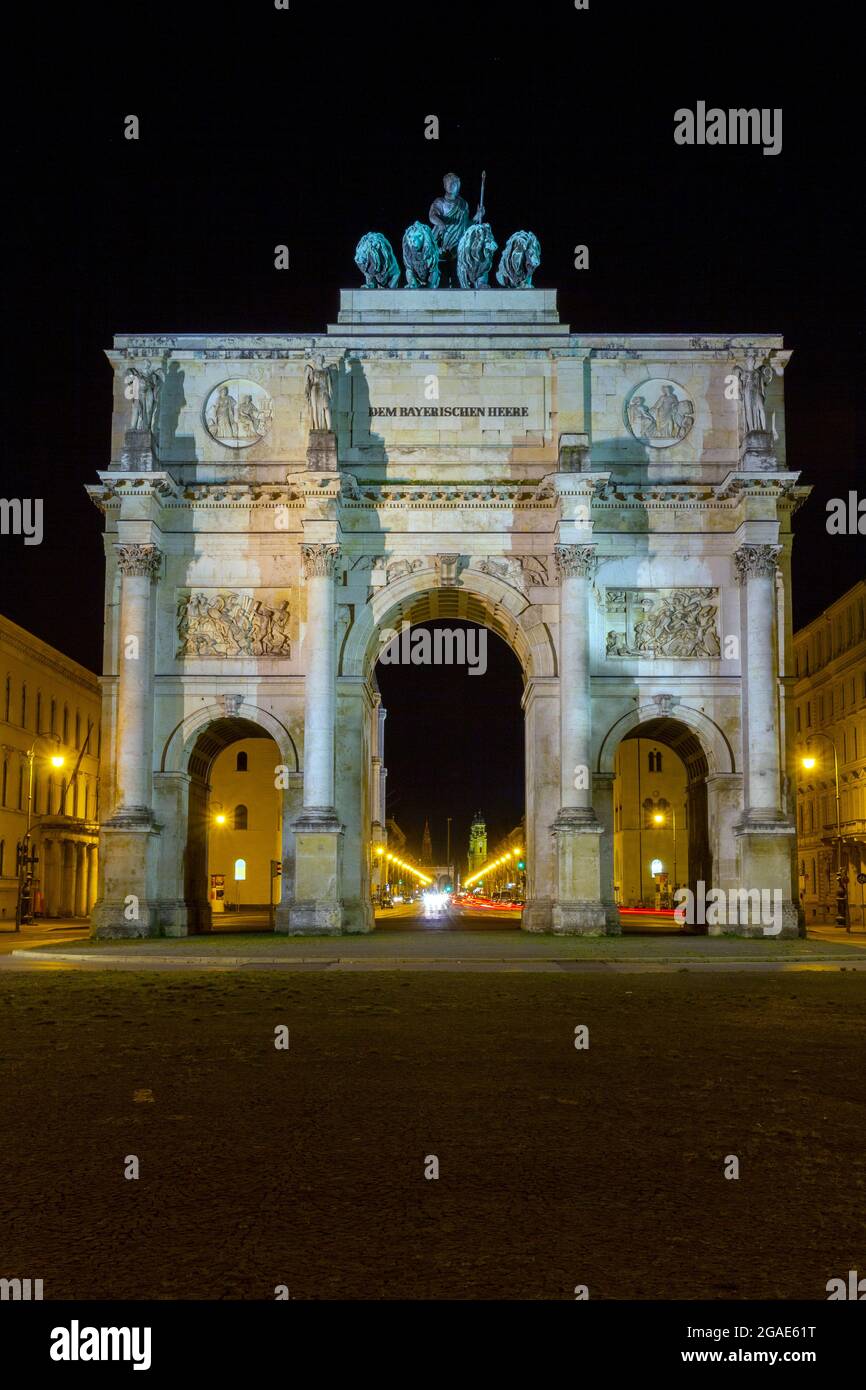 Il Siegestor (porta della Vittoria) di Monaco è un arco commemorativo a tre archi, coronato da una statua della Baviera con una quadriga di leone. Foto Stock