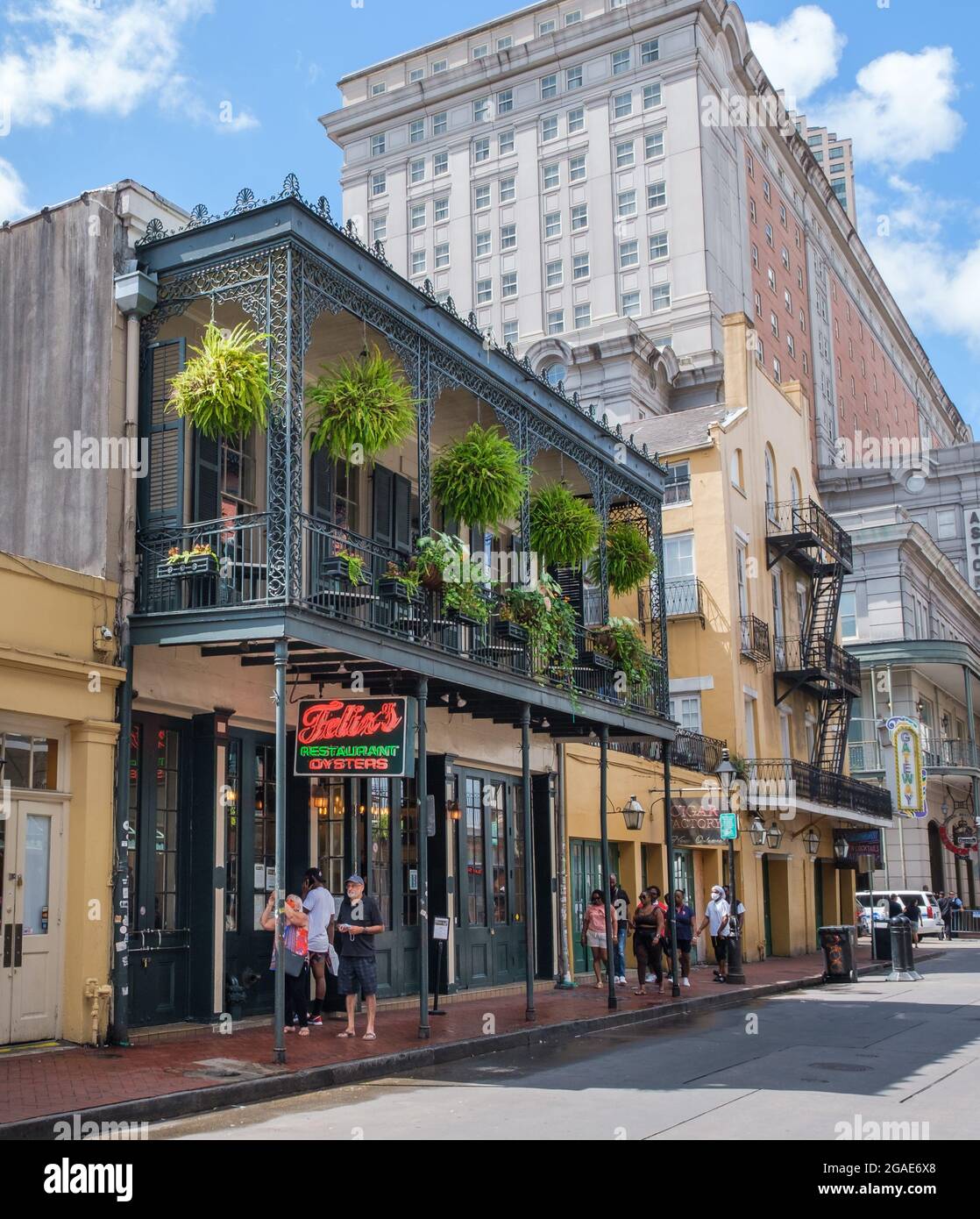 NEW ORLEANS, LA, Stati Uniti d'America - 22 LUGLIO 2021: Ristorante Felix's su Bourbon Street nel quartiere francese Foto Stock