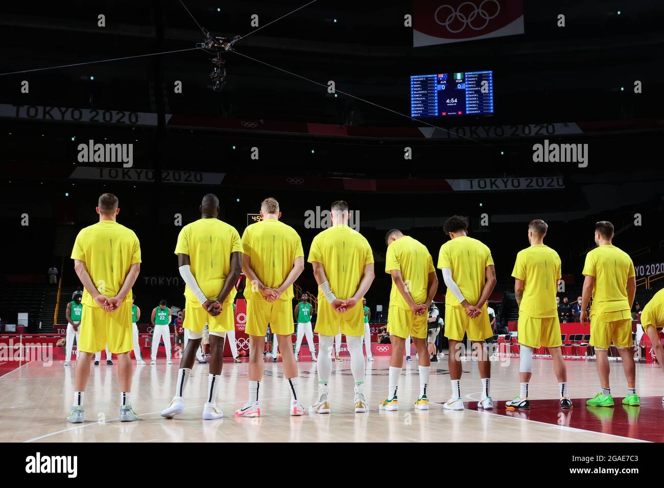 Tokyo, Giappone, 25 luglio 2021. L'Australia sta per l'inno durante il turno preliminare di pallacanestro maschile Gruppo B - Partita 3 tra Australia e Nigeria il giorno 2 dei Giochi Olimpici di Tokyo 2020. Credit: Pete Dovgan/Speed Media/Alamy Live News Foto Stock