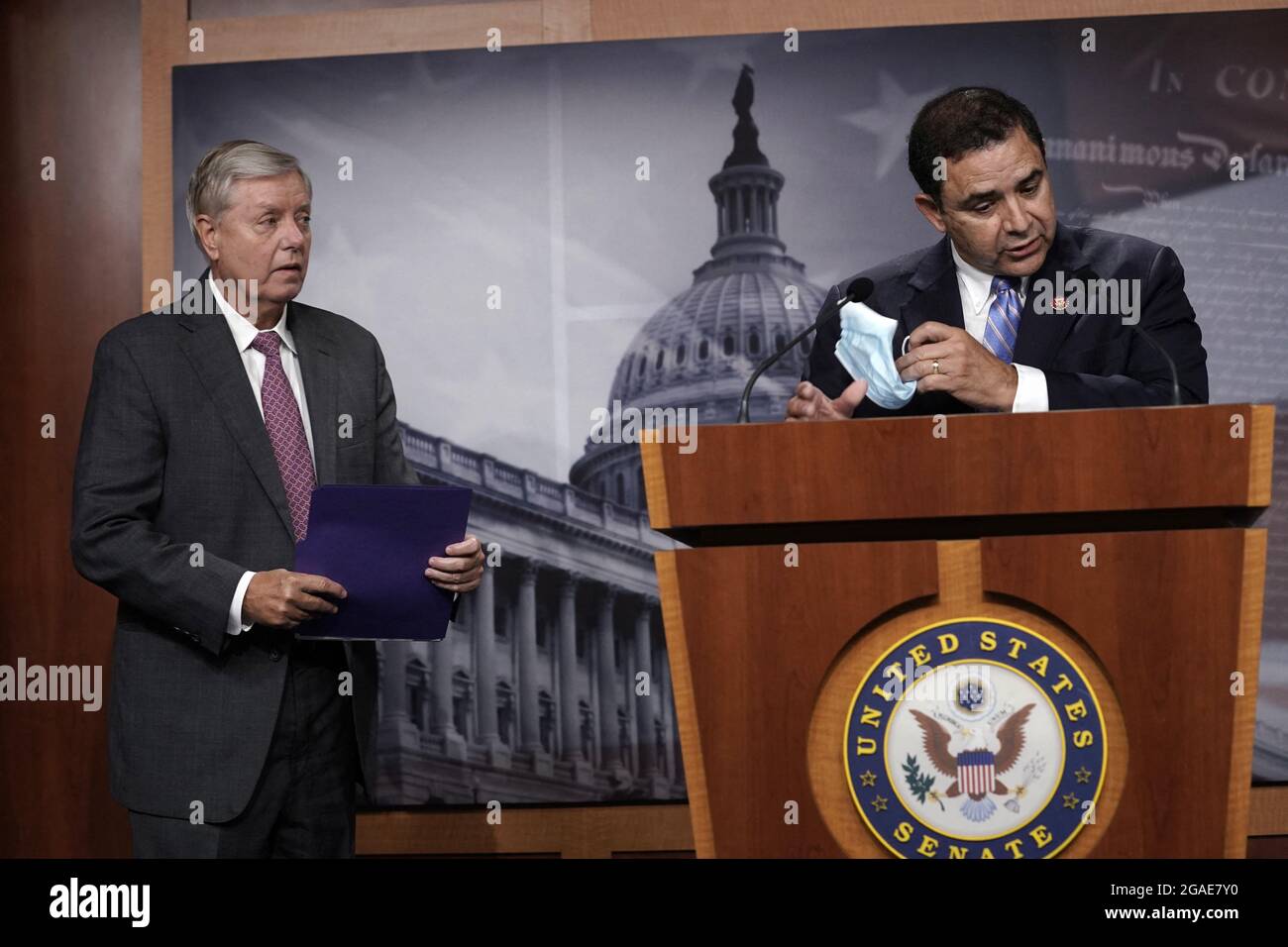 Il senatore statunitense Lindsey Graham (R-SC) (L) e il congressista Henry Cuellar (D-TX) tengono una conferenza stampa sul confine tra Stati Uniti e Messico a Capitol Hill a Washington il 30 luglio 2021. Foto di Yuri Grippas/ABACAPRESS.COM Foto Stock