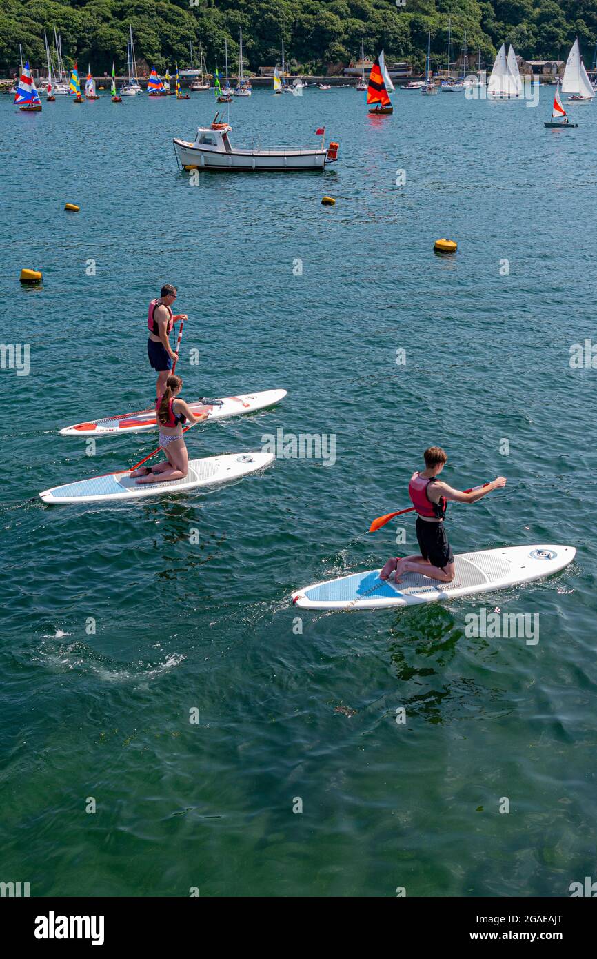 Paddleboarders sul fiume Fowey / estuario Fowey, Cornovaglia, Regno Unito. Foto Stock