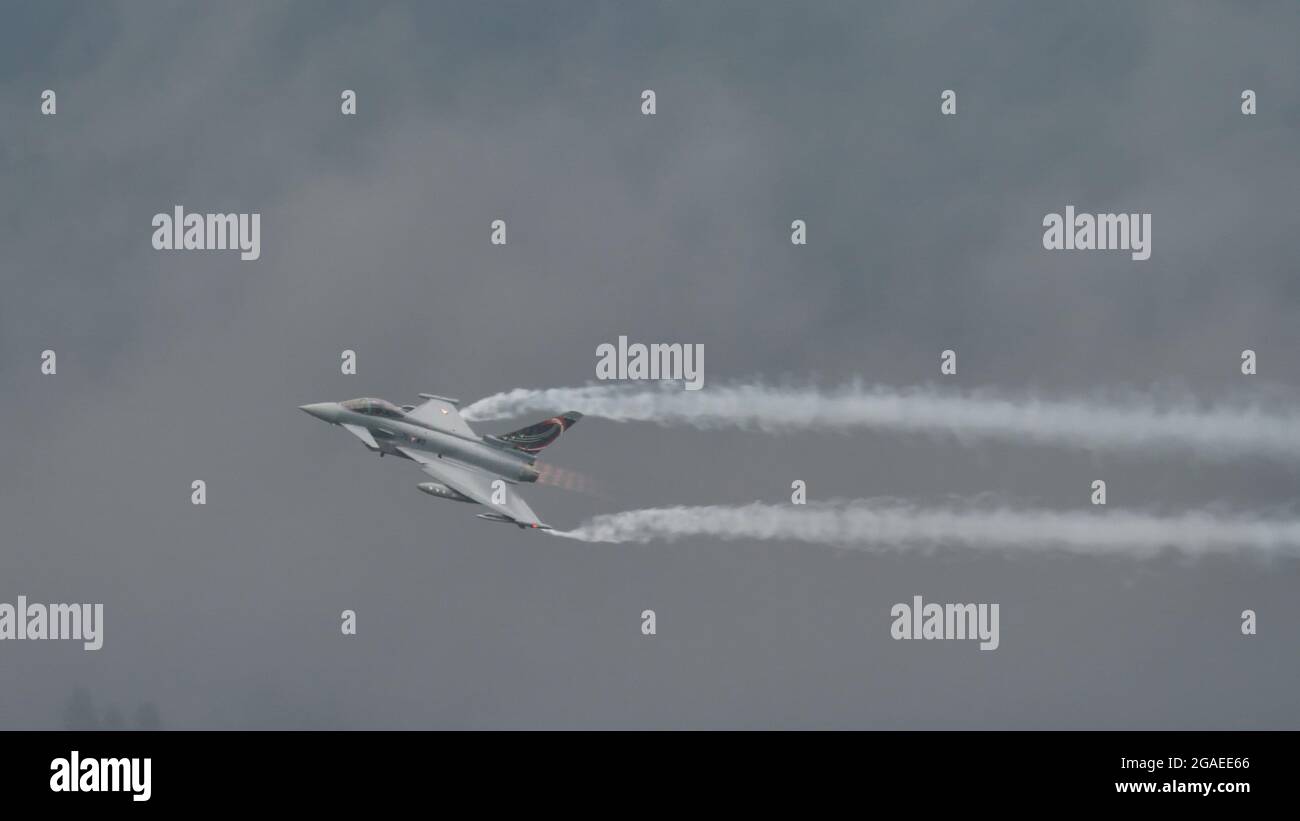 Zeltweg, Austria 6 SETTEMBRE 2019 moderno aereo da combattimento militare in volo vicino ad una montagna. Eurofighter Typhoon dell'Aeronautica militare austriaca Foto Stock