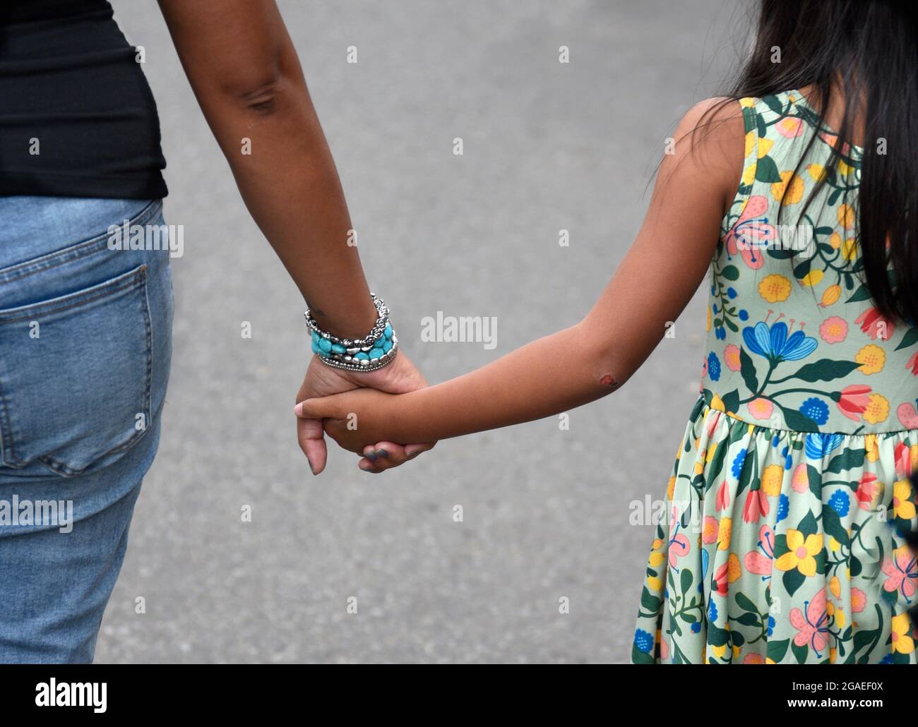 Una madre e una figlia camminano di mano in mano mentre visitano Santa Fe, New Mexico. Foto Stock