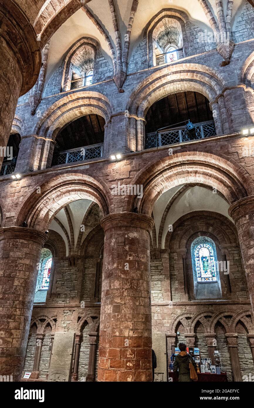 Cattedrale di St Magnus, Kirkwall domina lo skyline di Kirkwall, la città principale di Orkney, un gruppo di isole al largo della costa settentrionale della Scozia continentale. Foto Stock