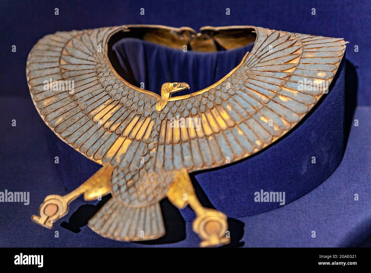 Colletto della necropoli di Shoshenq II a Tanis, raffigurante l'antica dea avvoltoio egiziana Nekhbet Foto Stock