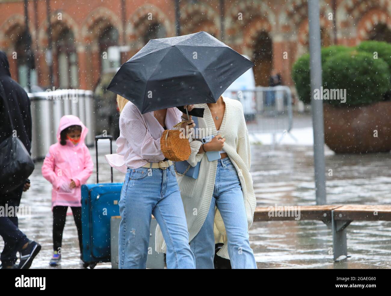 Londra, Regno Unito 30 luglio 2021. Frequenti docce a pioggia significavano che un ombrello pratico veniva in utile a Kings Cross/St Pancras, Londra, Regno Unito. Dal 9 agosto si promette un clima più asciutto e sunnier. Monica Wells/Alamy Live News Foto Stock