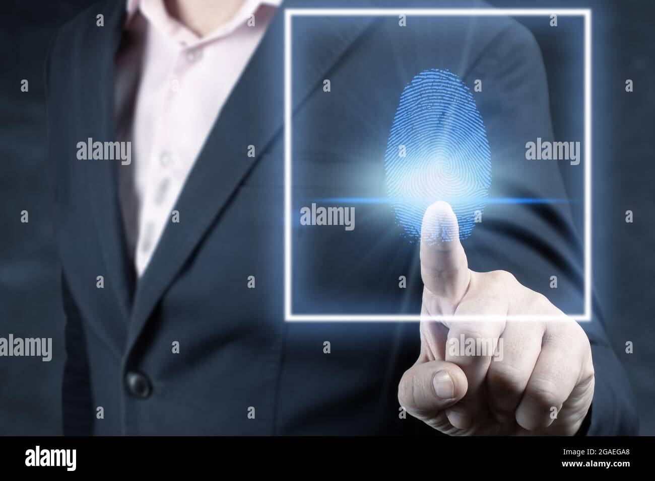 La scansione delle impronte digitali fornisce un accesso di sicurezza con identificazione biometrica, la persona che tocca lo schermo con il dito sullo sfondo. Businessman scan fingerpri Foto Stock
