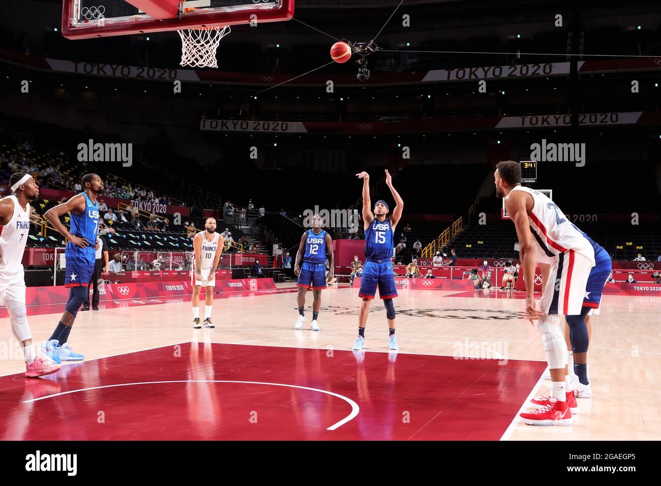 Tokyo, Giappone, 25 luglio 2021. Devin Booker del Team United States ha un tiro dalla linea di tiro libero durante il Preliminary Round di Pallacanestro maschile Gruppo A - Partita 4 tra Francia e USA il giorno 2 dei Giochi Olimpici di Tokyo 2020 . Credit: Pete Dovgan/Speed Media/Alamy Live News Foto Stock