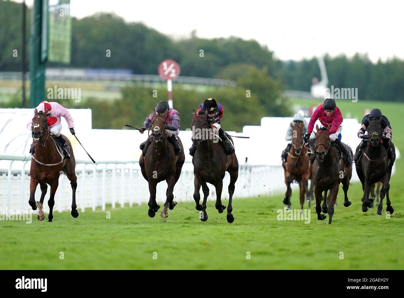 Wink of an Eye guidato dal fantino Ryan Moore (centro) vince la gara TDN Australia Handicap con state of Bliss guidata dal fantino Joe Fanning (a sinistra) secondo durante il quarto giorno del Goodwood Festival all'ippodromo di Goodwood, Chichester. Foto Stock