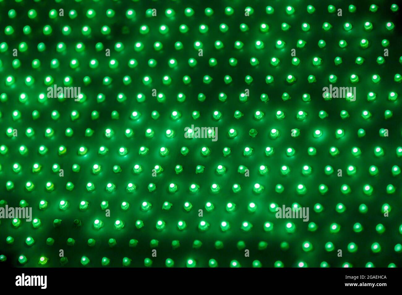 Vista dalla parte posteriore di persone irriconoscibili in abiti caldi che sparano fuochi d'artificio al telefono durante la notte fredda. Foto Stock