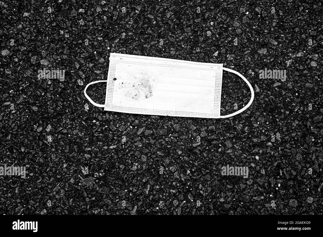 Maschera abbandonata, vista B&W, zona di riposo, autostrada A10 per la Normandia, Francia Foto Stock
