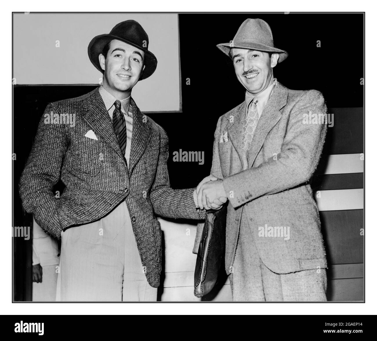 Immagine di archivio Walt Disney scuote le mani con l'attore americano di Hollywood Robert Taylor, ritratti di tre quarti di lunghezza] / World-telegram photo di Alan Fisher. Creatore(i): Fisher, Alan, fotografo Data di creazione/pubblicazione: 1938. Foto Stock