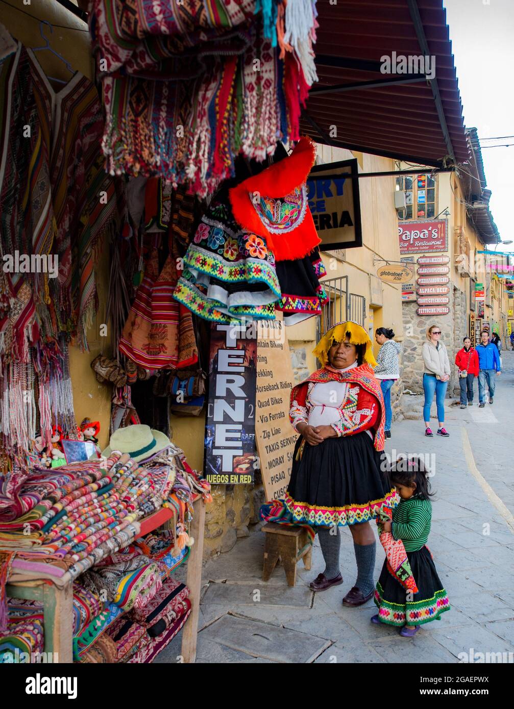 Ollantaytambo, Perù - Maggio, 2016: Donna di Quechua che vende souvenir per strada. Valle Sacra. America del Sud Foto Stock