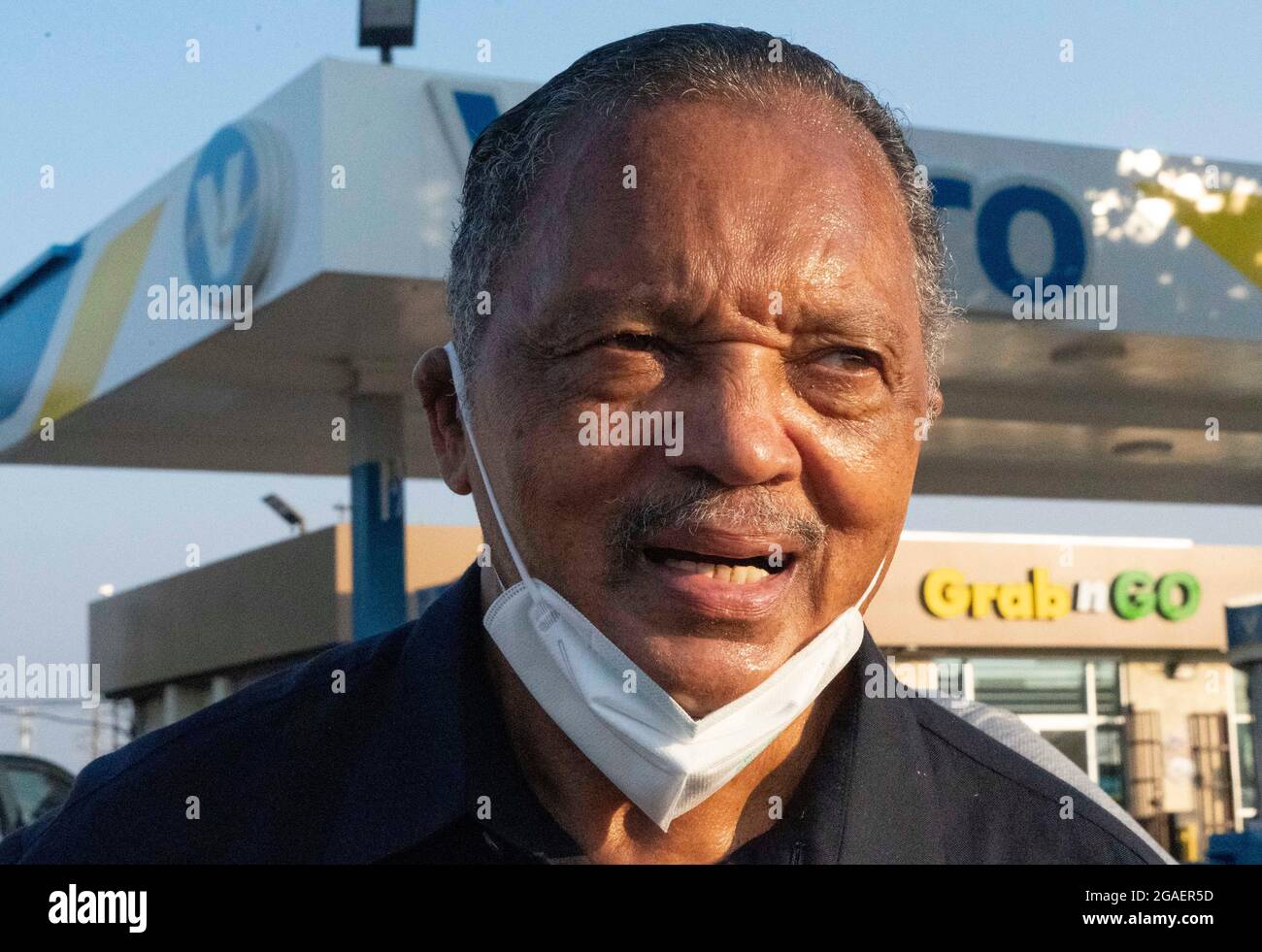 Austin, Texas USA, 30 luglio 2021: JESSE JACKSON, attivista di lunga data per i diritti civili, guarda alla folla riunita mentre i gruppi per i diritti di voto marciano verso il Campidoglio del Texas dal nord di Austin il terzo giorno di un viaggio di 30 miglia che protestava contro gli sforzi repubblicani per sopprimere i voti a livello nazionale e in Texas. I turni di marchers si scambiano nel tentativo di combattere il caldo oppressivo del Texas. Credit: Bob Daemmrich/Alamy Live News Foto Stock