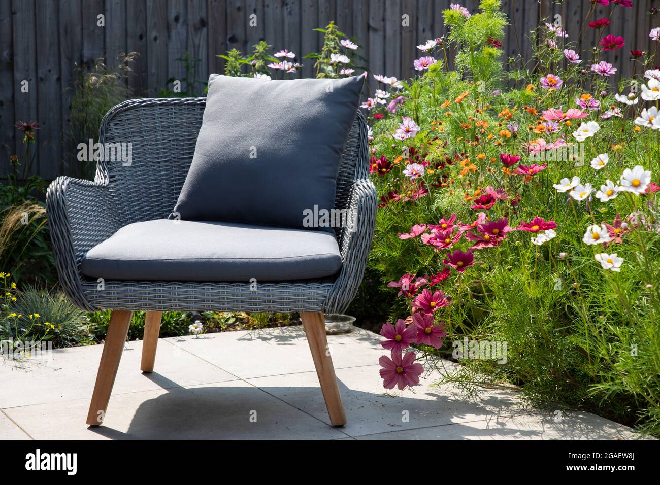 Sedia da giardino sulla terrazza durante il giorno di sole Foto Stock