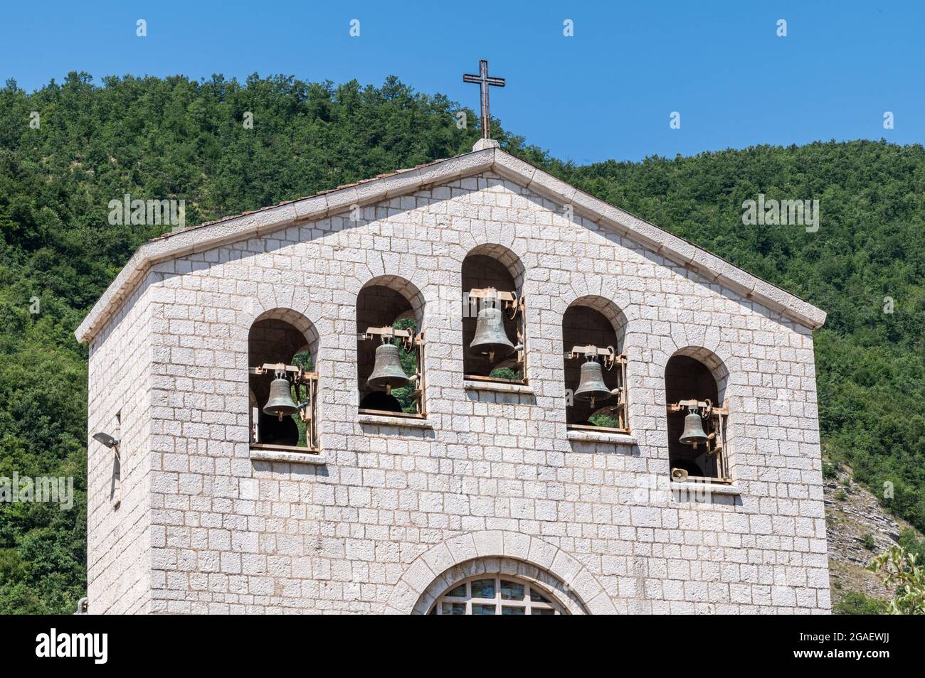 particolare del campanile del nuovo santuario di santa rita da cascia in rocca porena Foto Stock