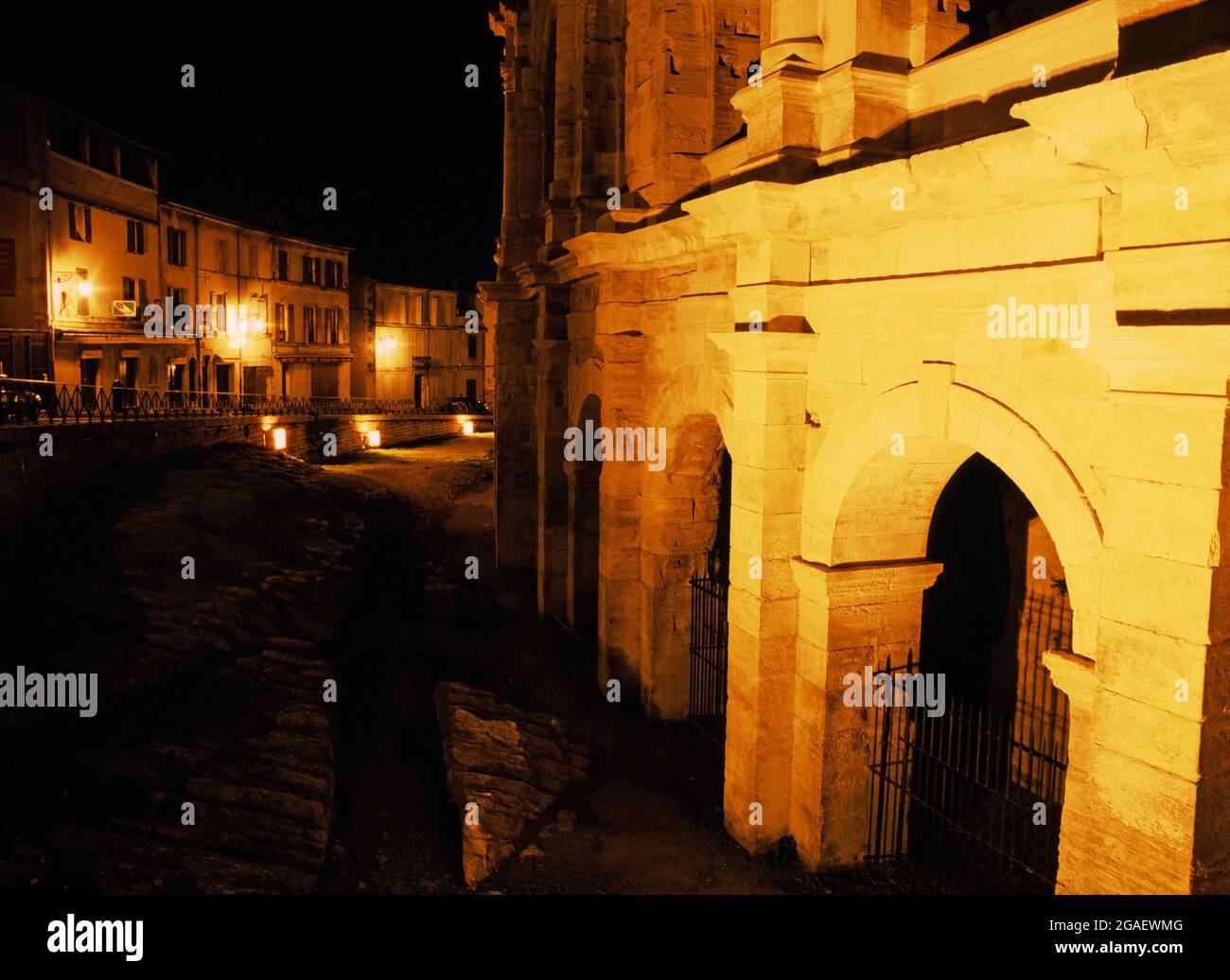Arles, Anfiteatro Romano di notte Foto Stock