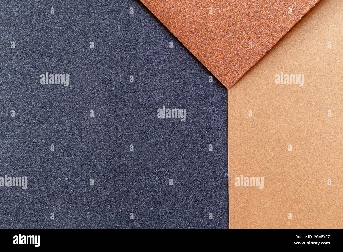 Lo sfondo della superficie della carta vetrata, dove i grani di sabbia  sulla carta vetrata possono essere visti, e la differenza di colori sulla carta  vetrata indicano Foto stock - Alamy